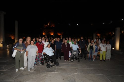 efes-selcuk-belediyesinden-engelsiz-bireylere-efeste-gece-yolculugu-1.jpeg