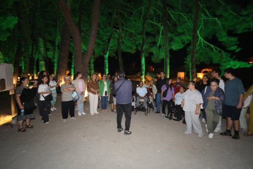 efes-selcuk-belediyesinden-engelsiz-bireylere-efeste-gece-yolculugu-3.jpeg