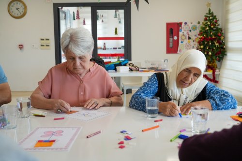 gaziemir-belediyesinin-alzheimer-merkezi-fark-yaratiyor-3.jpg