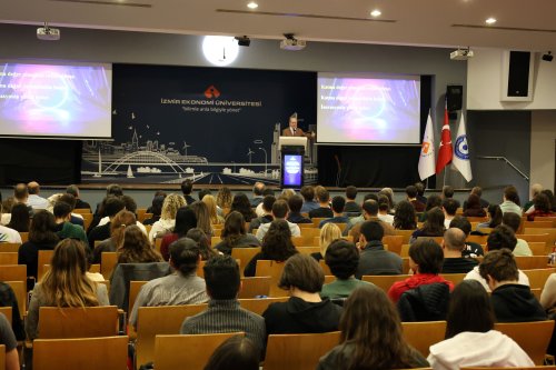 ergun-kirlikovali-izmir-ekonomi-universitesine-konuk-olarak-genclerle-bir-araya-geldi.jpg