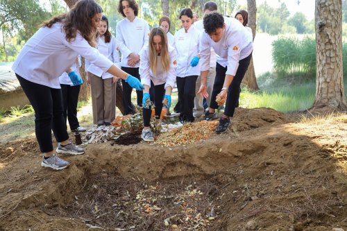 izmir-ekonomi-universitesi-ieu-gastronomi-ve-mutfak-sanatlari-bolumu-ogrencileri-surdurulebilirlik-konusunda-ornek-bir-farkindaliga-imza-atarak-mutfaktaki-atiklari-kompost-gubreye-donusturdu.jpeg