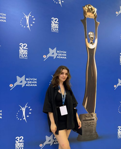 ieu-sinema-ve-dijital-medya-bolumunden-bu-yil-mezun-olan-tugba-yasar-tasin-rengi-isimli-belgesel-filmiyle-daha-once-adana-altin-koza-film-festivalinde-de-birinci-oldu.jpeg