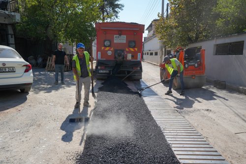 gaziemirde-asfalt-seferberligi-iki-ayda-4-bin-472-metrekare-alan-asfaltlandi-6.jpg