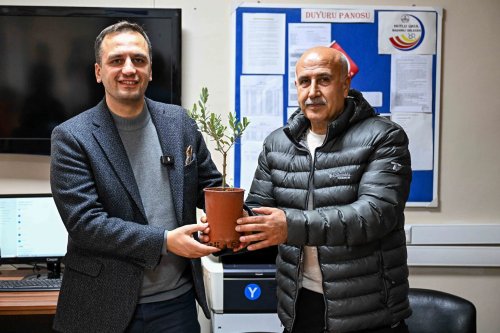 baskan-omer-eskiden-ogretmenlere-zeytin-fidani-armagani-1.webp