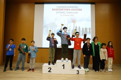 karabaglar-belediyesi-basogretmen-satranc-turnuvasi-5.jpeg