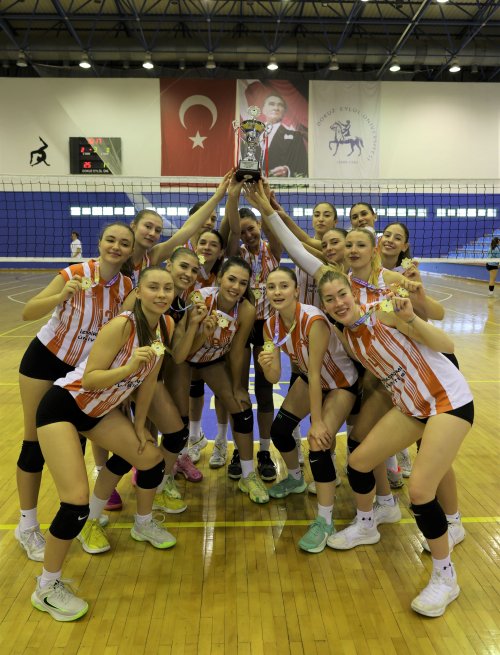 izmir-ekonomi-universitesi-ieu-kadin-voleybol-takimi-universiteler-arasinda-gerceklestirilen-izmir-bolge-sampiyonasinda-oynadigi-5-maci-da-3-0lik-skorla-set-vermeden-kazanarak-sampiyonluga-ulasti-3.jpg