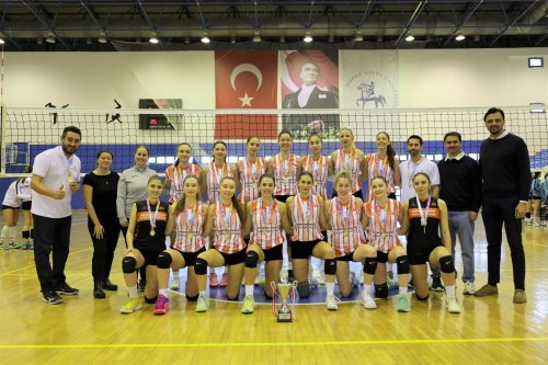 izmir-ekonomi-universitesi-ieu-kadin-voleybol-takimi-universiteler-arasinda-gerceklestirilen-izmir-bolge-sampiyonasinda-oynadigi-5-maci-da-3-0lik-skorla-set-vermeden-kazanarak-sampiyonluga-ulasti-5.jpg