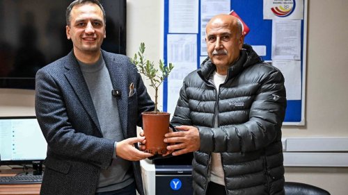 baskan-omer-eskiden-ogretmenlere-zeytin-fidani-armagani-1.webp