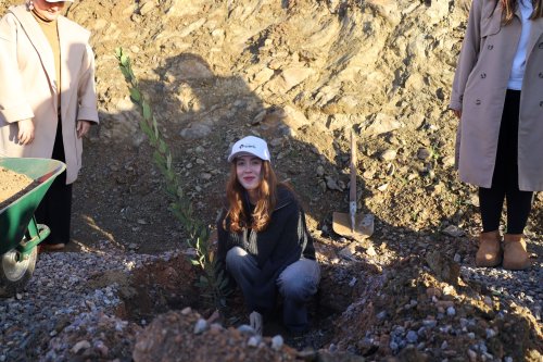 ieu-saglikli-bir-gelecek-icin-topragin-onemine-dikkat-cekmek-amaciyla-ornek-bir-farkindaliga-imza-atarak-yapimi-devam-eden-guzelbahce-kampusunde-fidan-dikim-etkinligi-gerceklestirdi-1.jpg