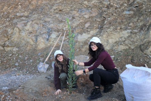 ieu-saglikli-bir-gelecek-icin-topragin-onemine-dikkat-cekmek-amaciyla-ornek-bir-farkindaliga-imza-atarak-yapimi-devam-eden-guzelbahce-kampusunde-fidan-dikim-etkinligi-gerceklestirdi-4.jpg