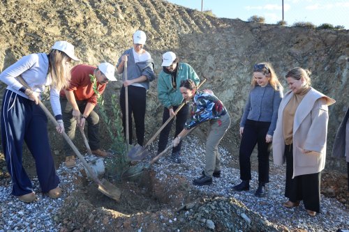 ieu-saglikli-bir-gelecek-icin-topragin-onemine-dikkat-cekmek-amaciyla-ornek-bir-farkindaliga-imza-atarak-yapimi-devam-eden-guzelbahce-kampusunde-fidan-dikim-etkinligi-gerceklestirdi.jpg