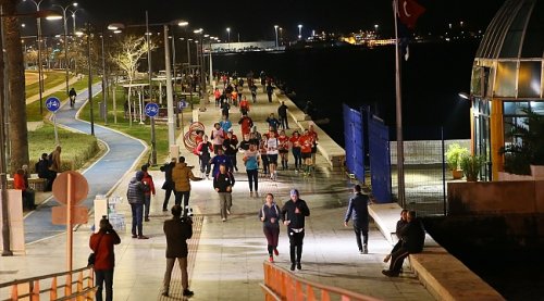 izmir-de-en-uzun-gece-kosusu-duzenlendi.jpg