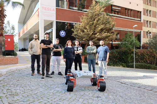 izmir-ekonomi-universitesi-ieu-muhendislik-fakultesi-ogrencileri-uzerindeki-robotik-kol-kamera-ve-sensorler-sayesinde-uzayda-yuzeyi-tarayip-kesif-yapabilen-ozel-bir-robot-gelistirdi.jpg