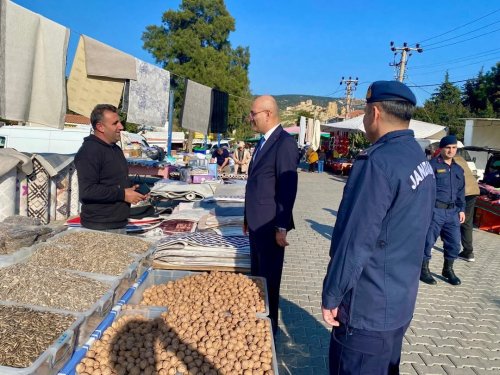 kaymakamimiz-sayin-ihsan-emre-aydin-ilcemiz-sali-pazarini-ziyaret-ederek-pazarci-esnafi-ve-hem-4.jpg