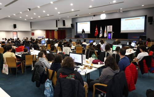 izmir-ekonomi-universitesi-ieu-isletme-fakultesi-tarafindan-bu-yil-ikincisi-duzenlenen-dijital-pazarlama-konulu-brand-craft-etkinligi-20-liseden-100u-askin-genc-yetenegi-bir-araya-getirdi-5.jpeg
