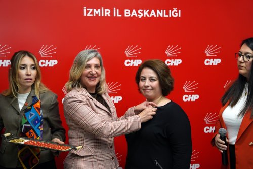 chp-izmir-kadin-uye-katilim-toreni-11.jpg