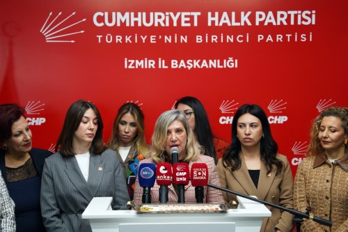 chp-izmir-kadin-uye-katilim-toreni-5.jpg