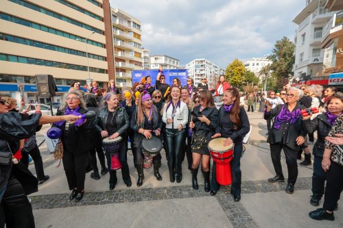 konakta-kadin-emegi-ve-dayanismasina-festival-gibi-kutlama-1.jpeg