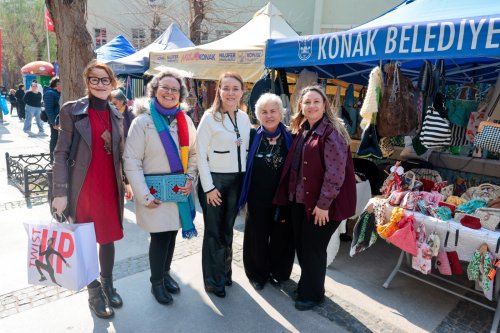 konakta-kadin-emegi-ve-dayanismasina-festival-gibi-kutlama-7.jpeg