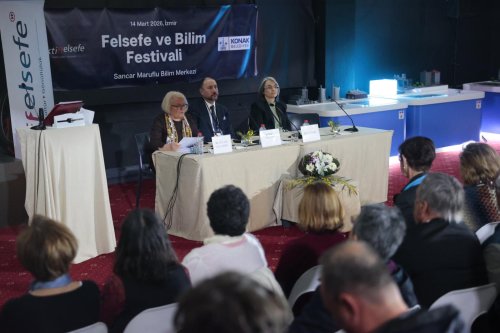 konakta-felsefe-ve-bilim-festivaline-yogun-ilgi-7.jpeg