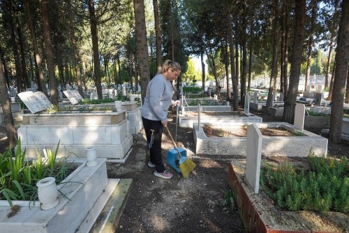 gaziemirin-mezarliklarinda-bayram-temizligi-10.jpg