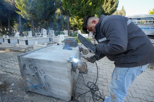 gaziemirin-mezarliklarinda-bayram-temizligi-6.jpg