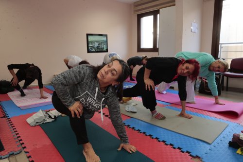 konaktan-ileri-yasa-saglikli-mola-yoga-kursuyla-zinde-kaliyorlar-2.jpeg