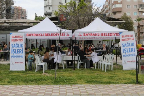 bayraklida-saglik-haftasinda-saglik-hizmeti-vatandasla-bulustu-3.jpeg
