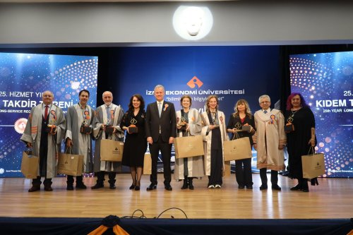 acilis-konusmalarinin-ardindan-universitedeki-25inci-hizmet-yilini-dolduran-akademisyenlere-ve-idari-calisanlara-plaketleri-takdim-edildi.jpeg