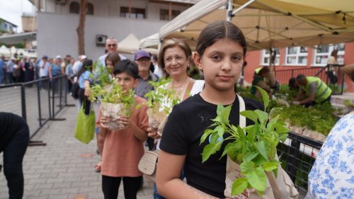 seferihisar-belediyesi-14-tohum-takas-senligine-hazir-foto-galeri-tp0x2.webp