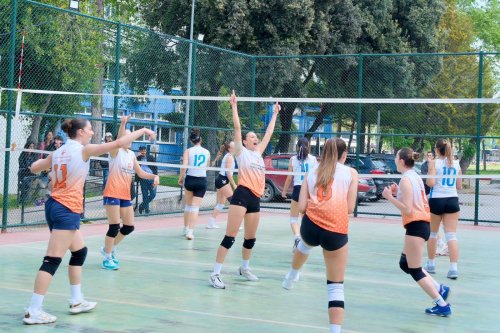 kadin-voleybol-takimi-izmirde-ilk-kez-duzenlenen-genclik-ve-spor-bakanligi-uni-cup-musabakalarini-namaglup-birinci-tamamlayarak-kupanin-sahibi-oldu-1.jpeg