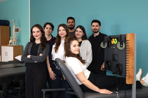 ieu-muhendislik-fakultesi-ogrencileri-yaslilarin-ya-da-hareket-kabiliyeti-kisitli-olan-kisilerin-fiziksel-egzersiz-yapmalarini-kolaylastirmak-amaciyla-active-machine-adli-ozel-bir-makine-gelistirdi.jpg