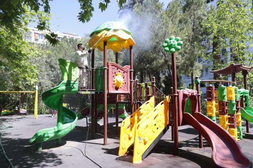 konakin-parklarinda-temizlik-mesaisi-4.jpeg