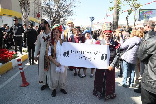 urla-enginar-festivali-coskuyla-basladi-sokaklar-solene-dondu-12.jpg
