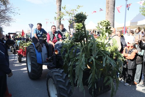 urla-enginar-festivali-coskuyla-basladi-sokaklar-solene-dondu-15.jpg