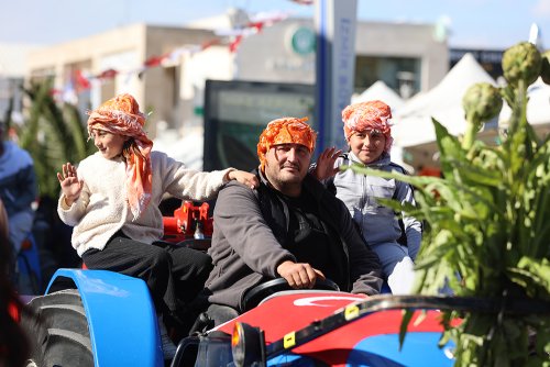 urla-enginar-festivali-coskuyla-basladi-sokaklar-solene-dondu-8.jpg