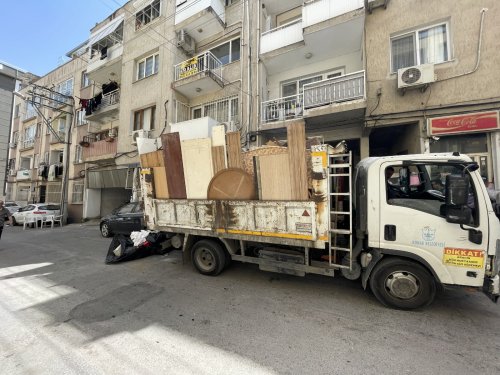 konakta-cop-eve-gecit-verilmedi-10-ton-atik-cikarildi-3.jpeg