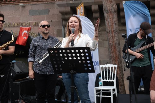 kemeraltinda-senlik-basladi-baskan-mutluya-esnaf-ve-vatandastan-tesekkur-3.jpeg