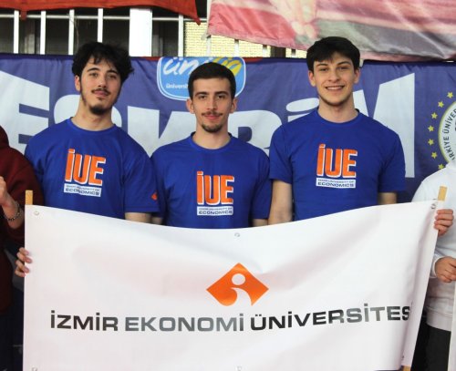 izmir-ekonomi-universitesi-ieu-erkek-eskrim-takimi-bu-yil-ankarada-duzenlenen-unilig-turkiye-sampiyonasinda-birincilige-ulasarak-kupanin-sahibi-oldu.jpeg