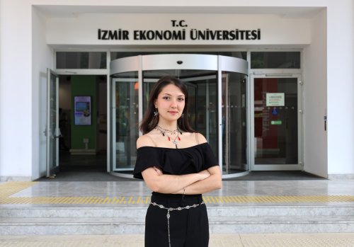 izmir-ekonomi-universitesi-ieu-ingilizce-mutercim-ve-tercumanlik-bolumu-ogrencisi-turkan-simal-geyik-avrupa-birligi-ab-baskanligi-tarafindan-duzenlenen-14-genc-cevirmenler-yarismasinda-ucuncu-oldu-1.jpeg