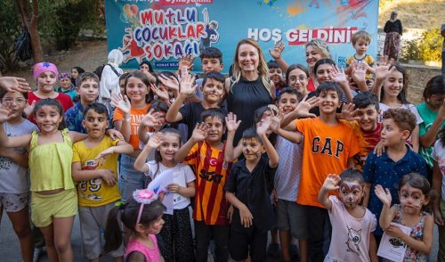 1727128486316-mutlu-c-ocuklar-sokag-i-18-mahallede-5-bin-c-ocukla-bulus-tu-1.jpg