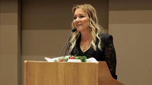 konak-belediye-baskani-nilufer-cinarli-mutlu-odul-aldi-1.webp