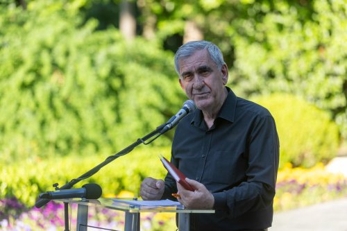 nazim-hikmet-konakta-heykeli-basinda-duzenlenen-torenle-anildi-4.jpeg