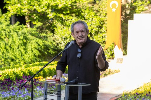 nazim-hikmet-konakta-heykeli-basinda-duzenlenen-torenle-anildi-6.jpeg