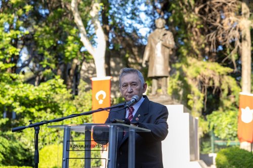 nazim-hikmet-konakta-heykeli-basinda-duzenlenen-torenle-anildi-7.jpeg