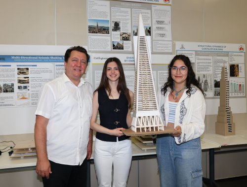 prof-dr-gokhan-kilic-solda-transamerica-piramidi.jpg