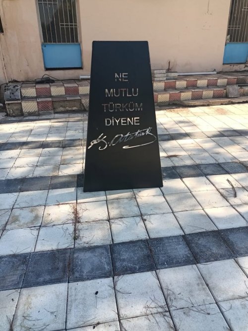 ataturke-verilen-deger-bu-mugerenkoy-meydaninda-bulunan-ataturk-heykelinin-dusuruldugu-durum-v-1.jpg