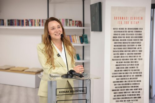 konakta-iki-cumhuriyet-kutuphanesi-daha-hizmete-acildi-4.jpeg