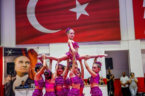 bayraklili-kursiyerlerden-yil-sonu-gosterisi-1.jpeg