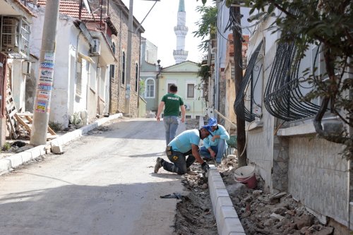 konakta-hummali-calisma-5-mahallede-24-sokak-ayni-anda-yenileniyor-4.jpeg